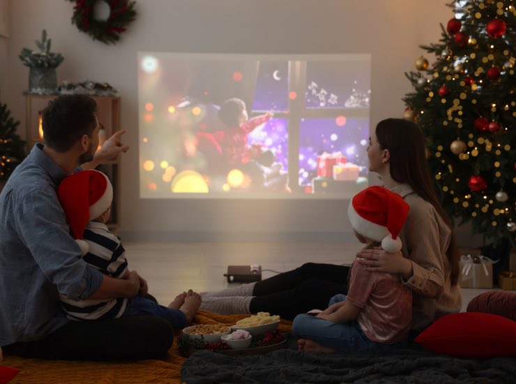 Una famiglia guarda un film di Natale